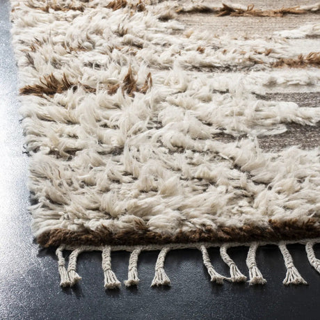 Safavieh Kenya 4'-0" x 6'-0" Rug in Grey / Brown