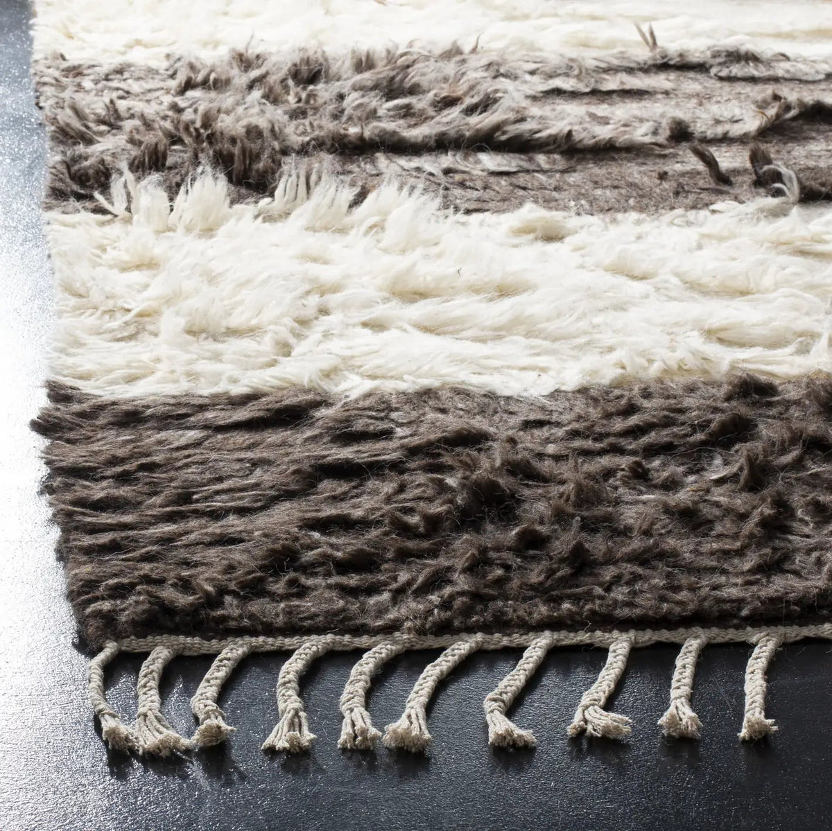 Safavieh Kenya 4'-0" x 6'-0" Rug in Ivory / Grey