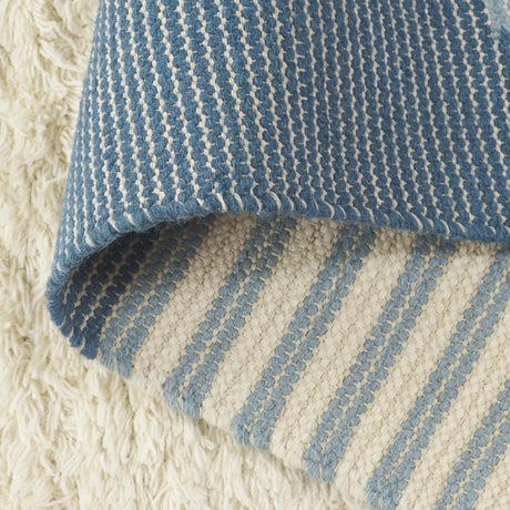 Safavieh Kenya 4'-0" x 6'-0" Rug in Blue / Ivory