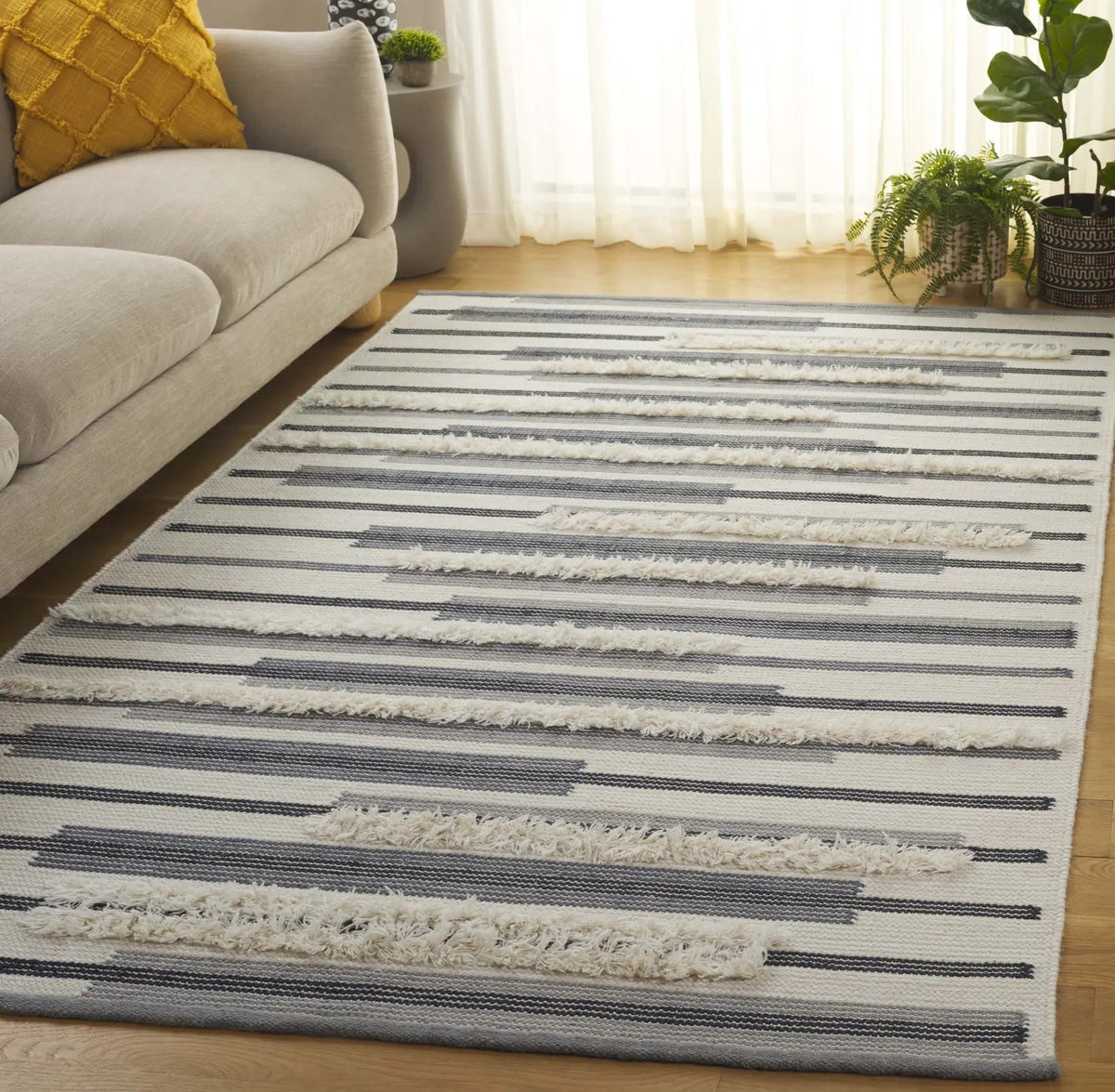 Safavieh Kenya 4'-0" x 6'-0" Rug in Grey / Ivory
