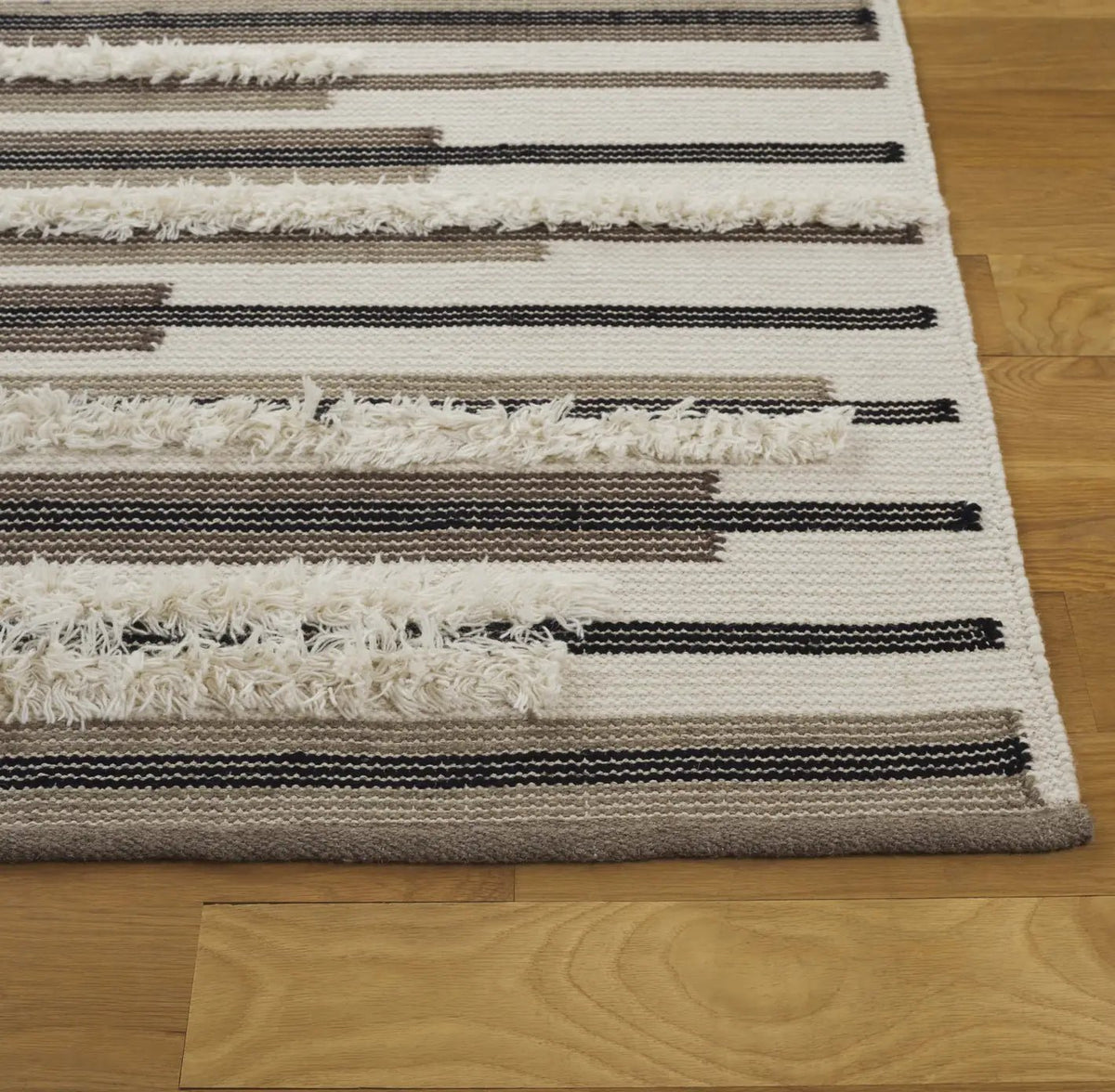 Safavieh Kenya 4'-0" x 6'-0" Rug in Brown / Ivory