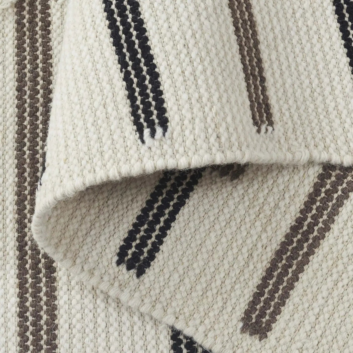 Safavieh Kenya 4'-0" x 6'-0" Rug in Brown / Ivory