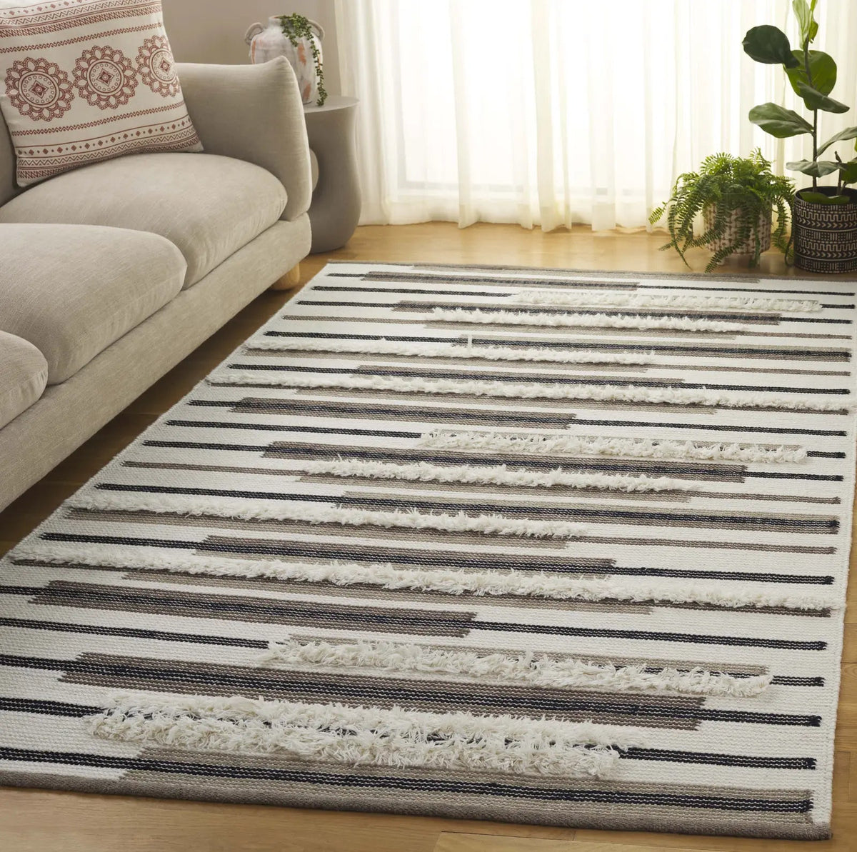 Safavieh Kenya 4'-0" x 6'-0" Rug in Brown / Ivory