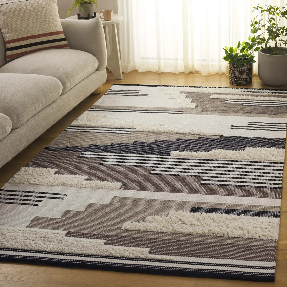 Safavieh Kenya 4'-0" x 6'-0" Rug in Black / Ivory