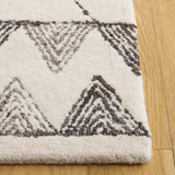 Safavieh Kenya 4'-0" x 6'-0" Rug in Ivory / Black