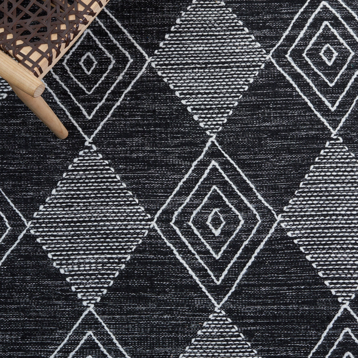 Safavieh Kilim Klm306Z Black/Ivory Rug - Safavieh - klm306z - 3