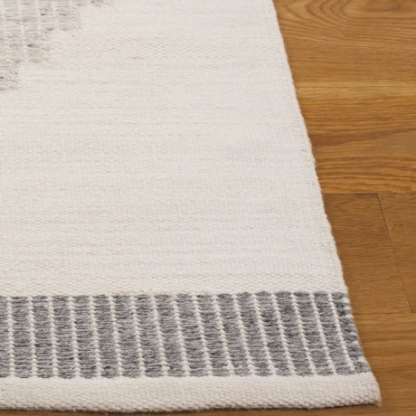 Safavieh Kilim 4'-0" x 6'-0" Rug in Dark Grey / Ivory
