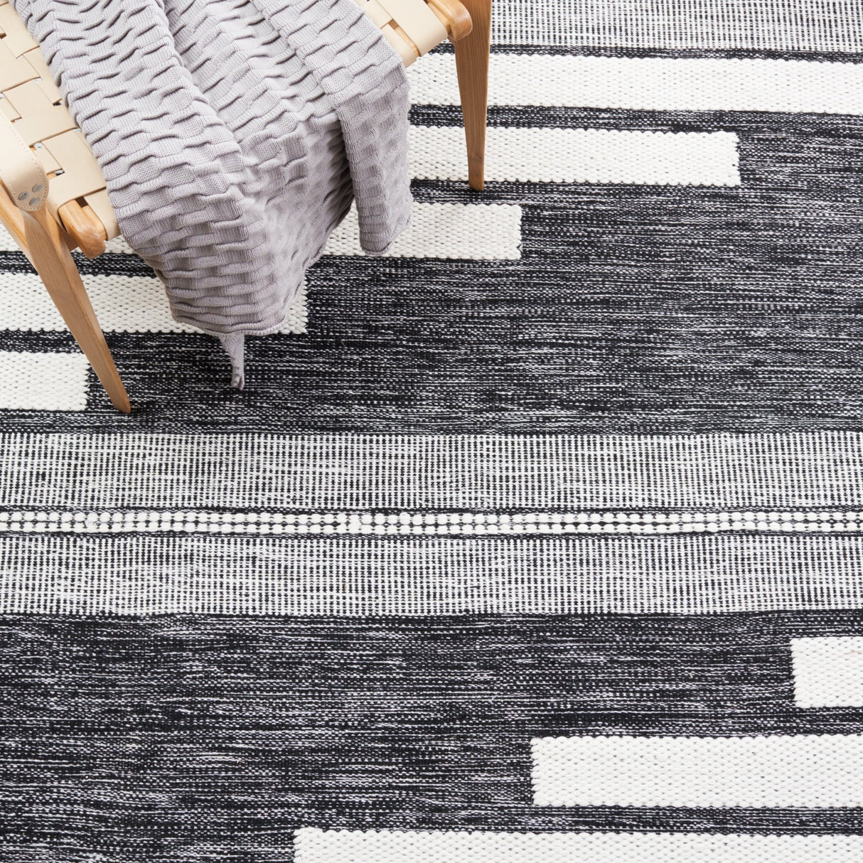Safavieh Kilim Klm448Z Ivory/Black Rug - Safavieh - klm448z - 3