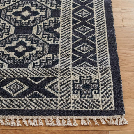 Safavieh Kilim 4'-0" x 6'-0" Rug in Black / Ivory