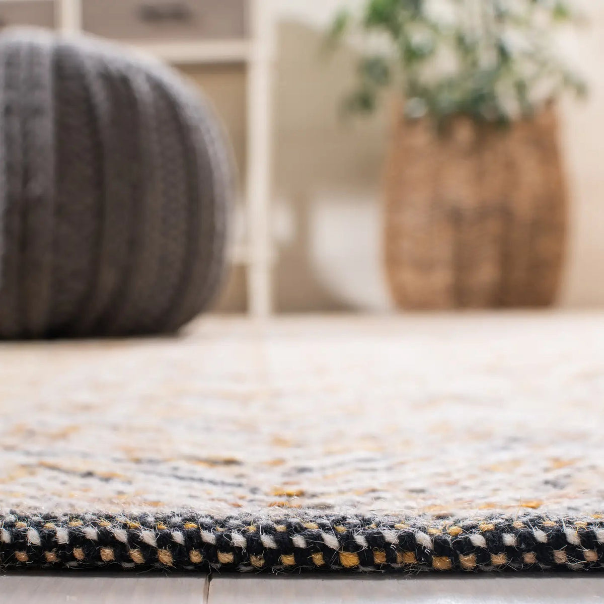 Safavieh Kilim 4'-0" x 6'-0" Rug in Gold / Black