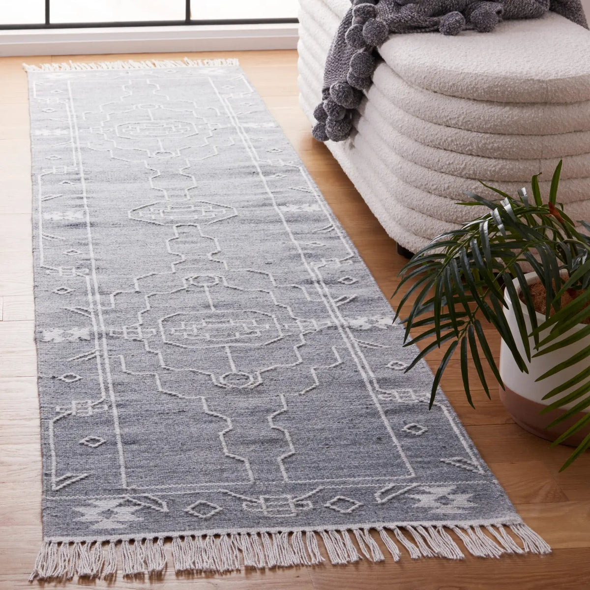 Safavieh Kilim 2'-3" x 9'-0" Rug in Dark Grey / Ivory