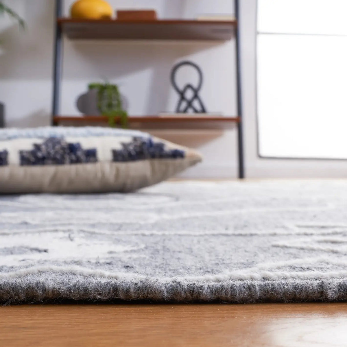 Safavieh Kilim 4'-0" x 6'-0" Rug in Dark Grey / Ivory