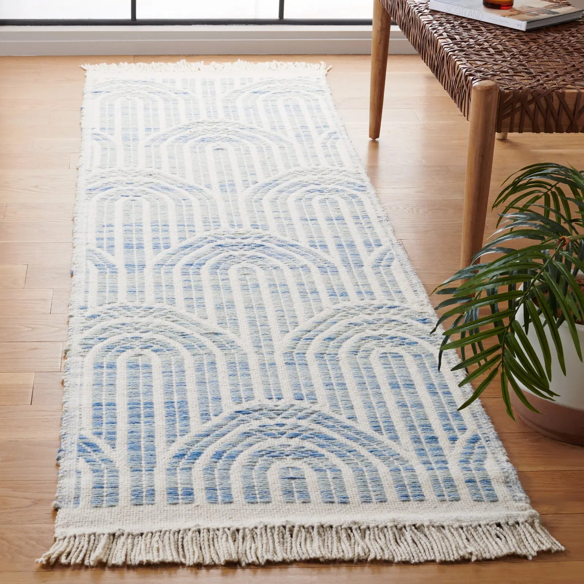 Safavieh Kilim 2'-3" x 8'-0" Rug in Blue / Ivory