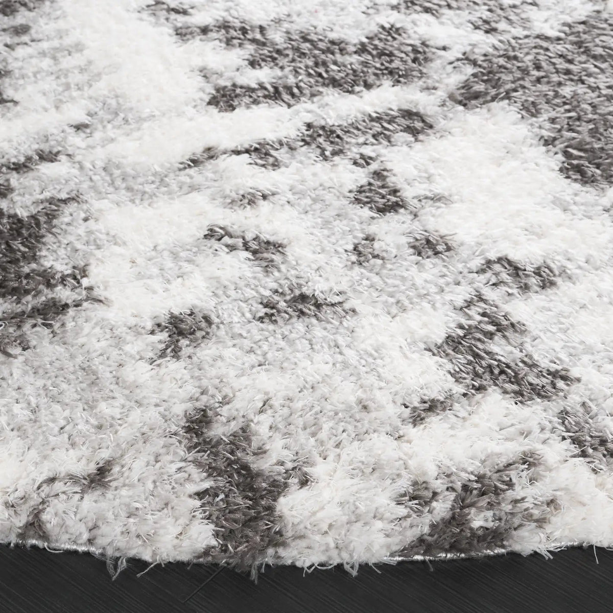 Safavieh Lindsay Shag 6'-7" x 6'-7" Rug in Dark Grey / Grey