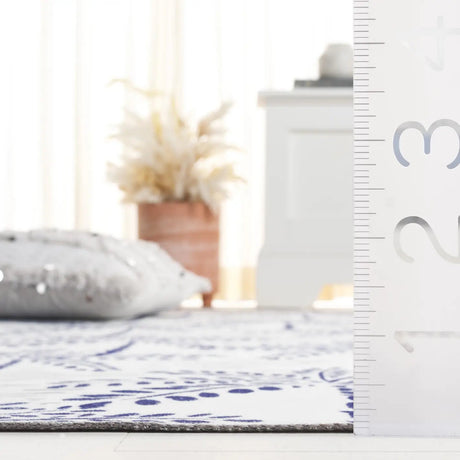 Safavieh Malibu 4'-0" x 6'-0" Rug in Ivory / Navy