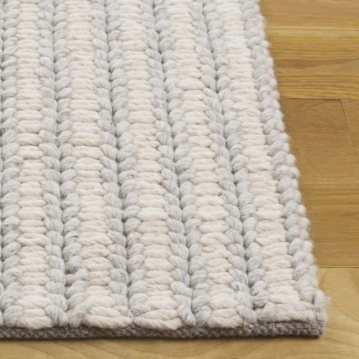 Safavieh Manhattan 4'-0" x 6'-0" Rug in Ivory / Grey