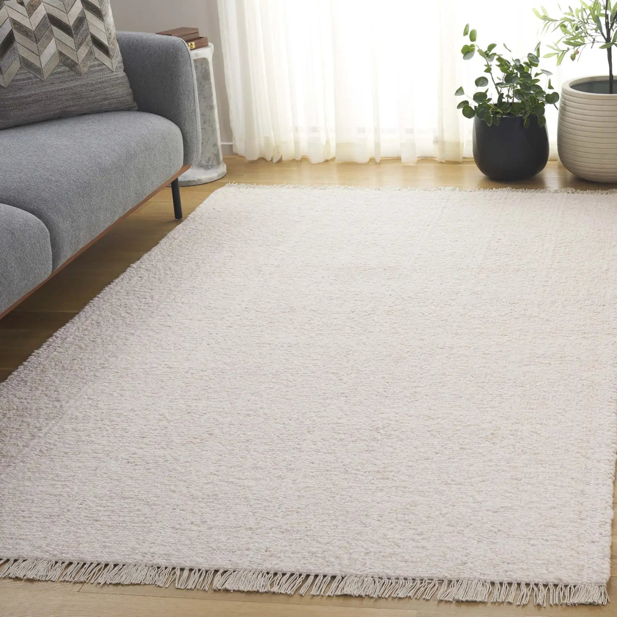 Safavieh Manhattan 4'-0" x 6'-0" Rug in Ivory