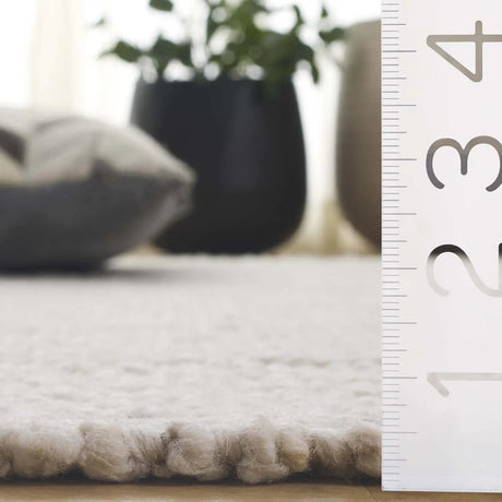 Safavieh Manhattan 4'-0" x 6'-0" Rug in Ivory