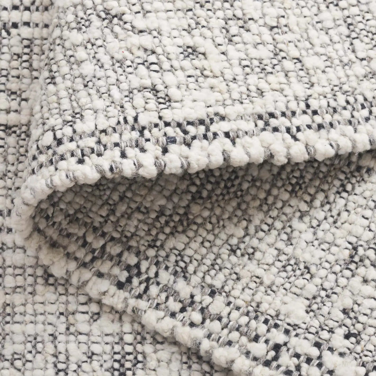 Safavieh Manhattan 4'-0" x 6'-0" Rug in Ivory / Black