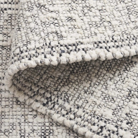 Safavieh Manhattan 4'-0" x 6'-0" Rug in Ivory / Black