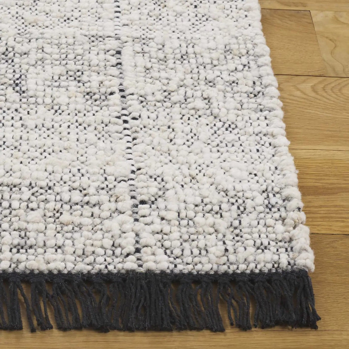 Safavieh Manhattan 4'-0" x 6'-0" Rug in Ivory / Black