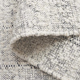 Safavieh Manhattan 4'-0" x 6'-0" Rug in Ivory / Black