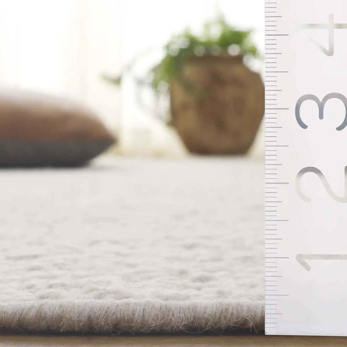 Safavieh Manhattan 4'-0" x 6'-0" Rug in Ivory