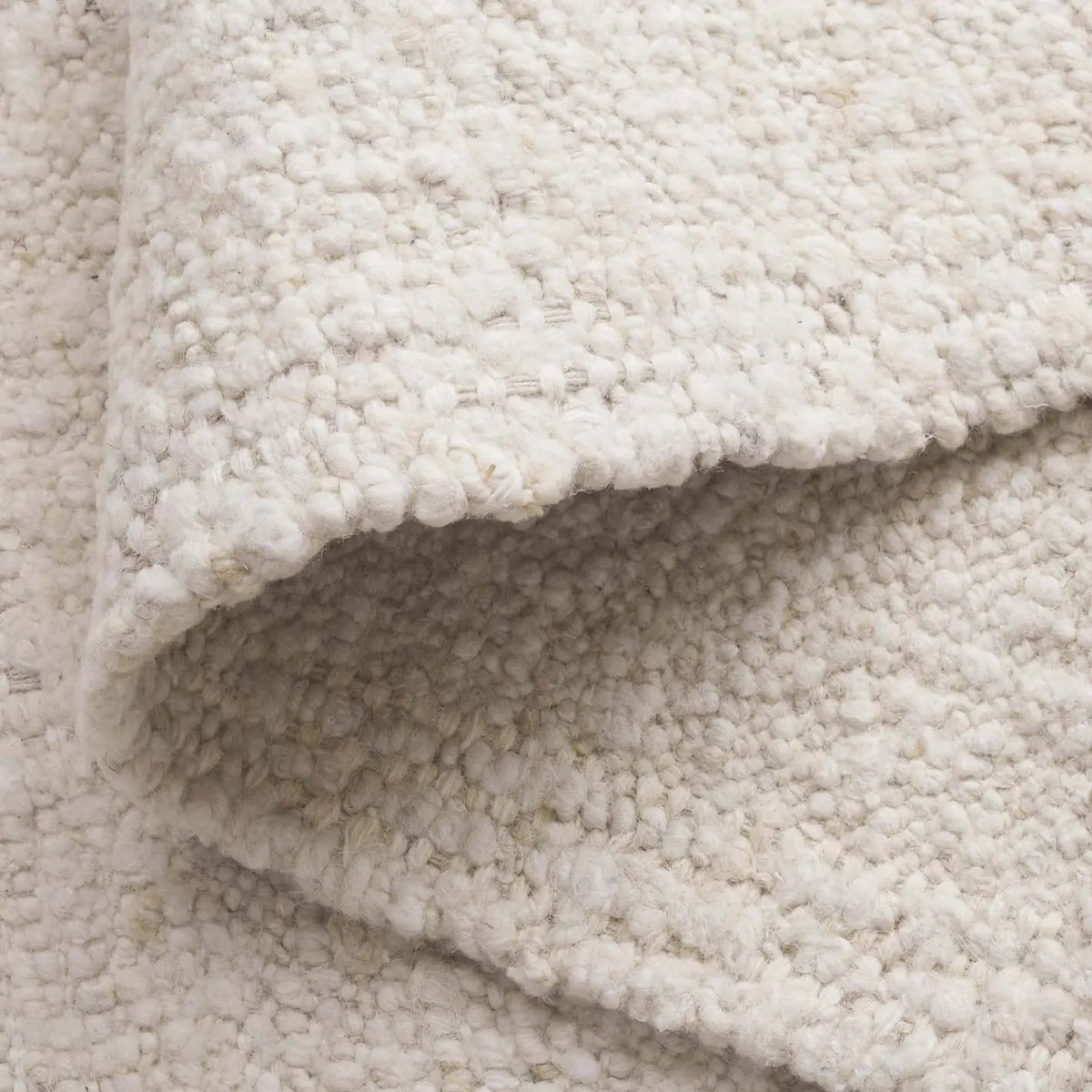 Safavieh Manhattan 4'-0" x 6'-0" Rug in Ivory