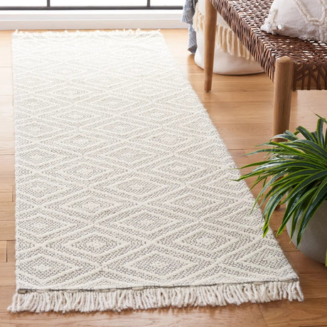 Safavieh Marbella 2'-3" x 8'-0" Rug in Ivory / Grey