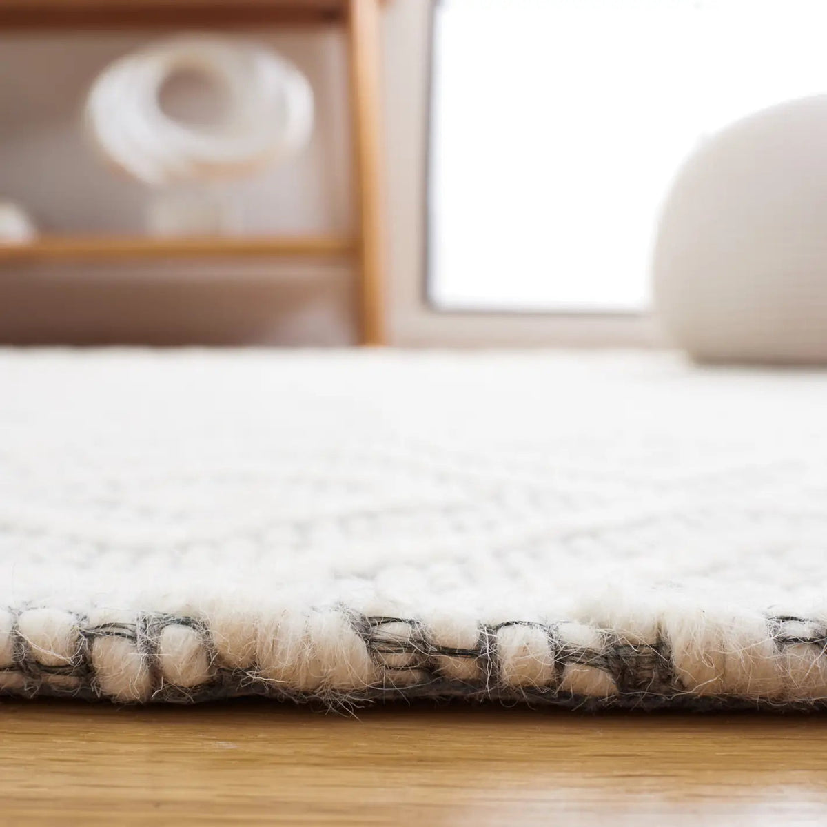 Safavieh Marbella 4'-0" x 6'-0" Rug in Ivory / Grey
