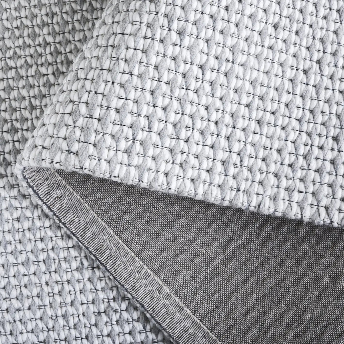 Safavieh Marbella 2'-3" x 8'-0" Rug in Silver / Ivory