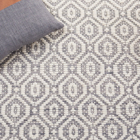 Safavieh Marbella Mrb325F Grey/Ivory Rug.