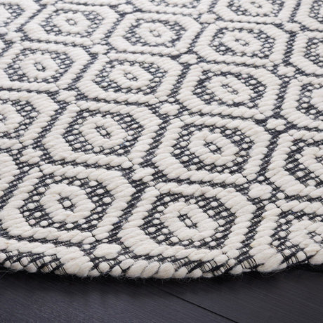 Safavieh Marbella Mrb325Z Black/Ivory Rug.