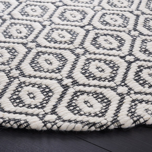 Safavieh Marbella Mrb325Z Black/Ivory Rug.
