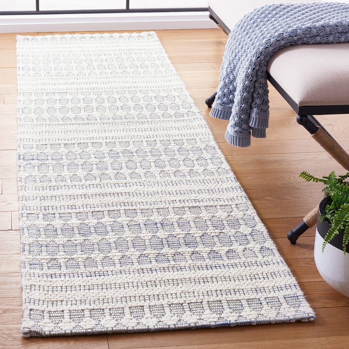 Safavieh Marbella Mrb327N Navy/Ivory Rug.