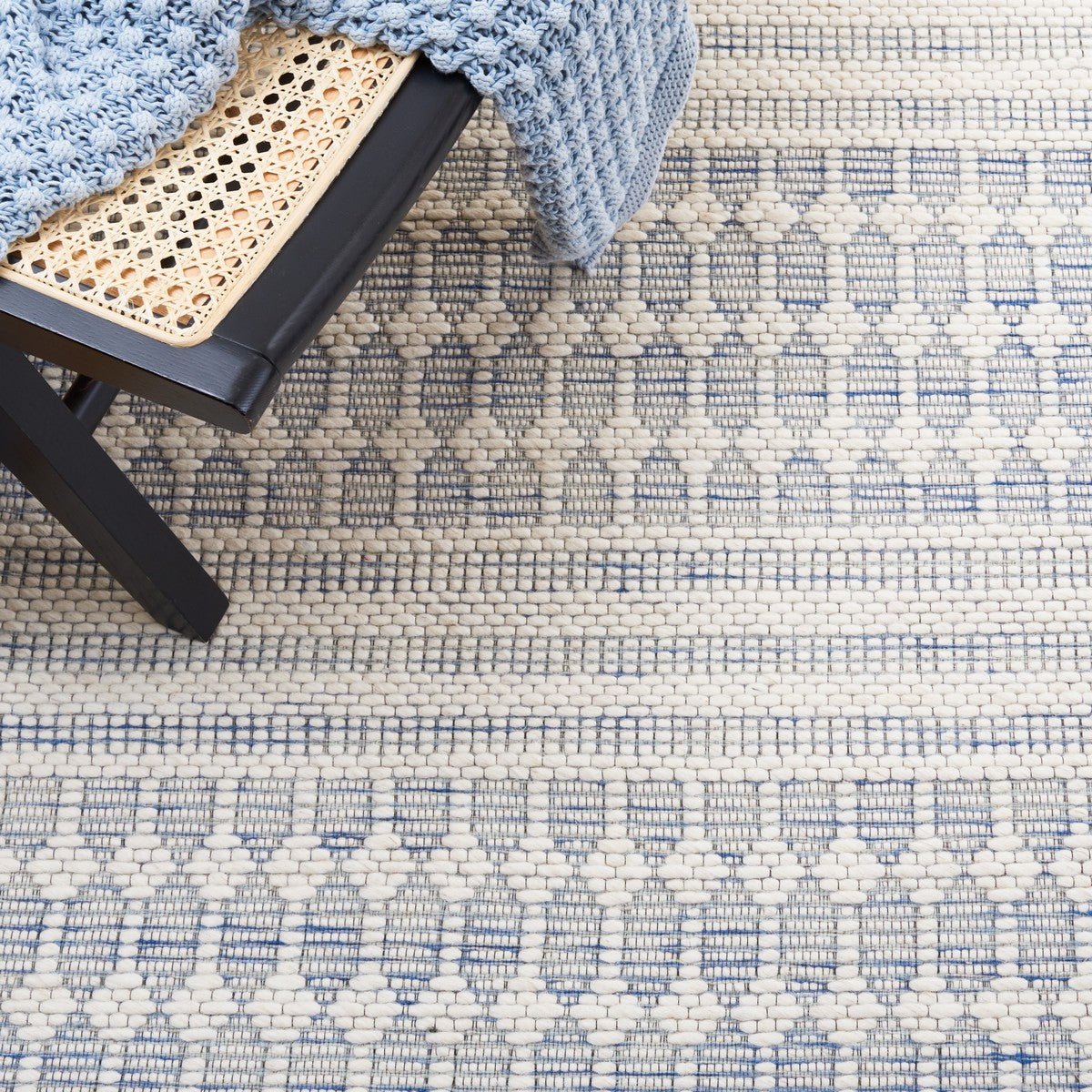 Safavieh Marbella Mrb327N Navy/Ivory Rug.