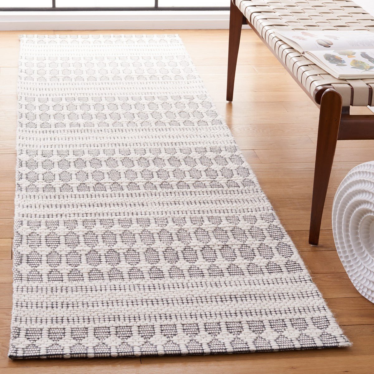 Safavieh Marbella Mrb327Z Black/Ivory Rug.