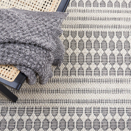 Safavieh Marbella Mrb327Z Black/Ivory Rug.