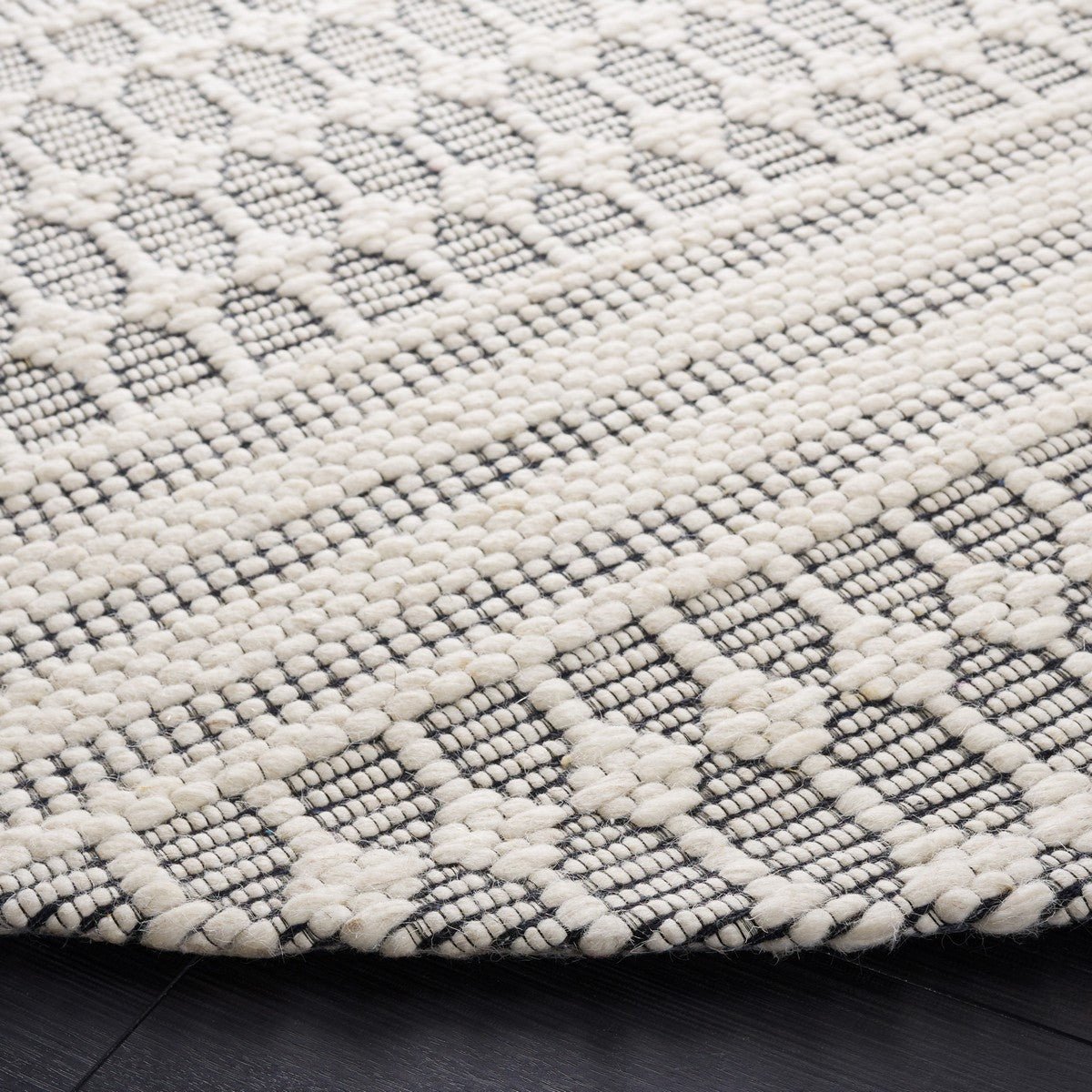 Safavieh Marbella Mrb327Z Black/Ivory Rug.