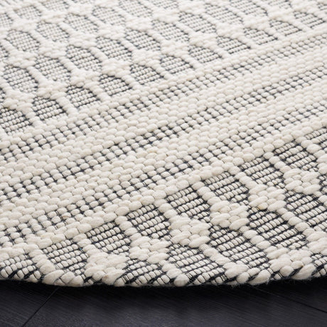 Safavieh Marbella Mrb327Z Black/Ivory Rug.