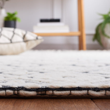 Safavieh Marbella Mrb328Z Black/Ivory Rug.