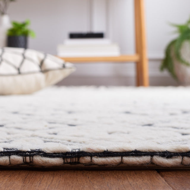 Safavieh Marbella Mrb328Z Black/Ivory Rug.