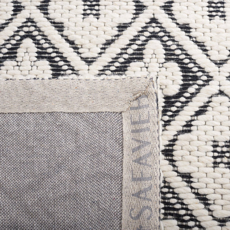 Safavieh Marbella Mrb328Z Black/Ivory Rug.
