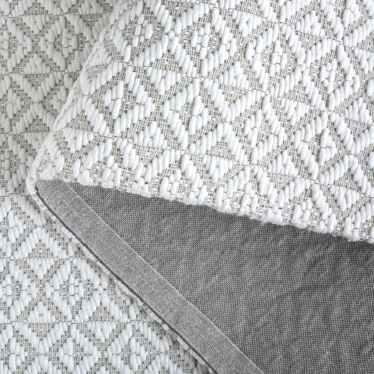 Safavieh Marbella 2'-3" x 8'-0" Rug in Ivory