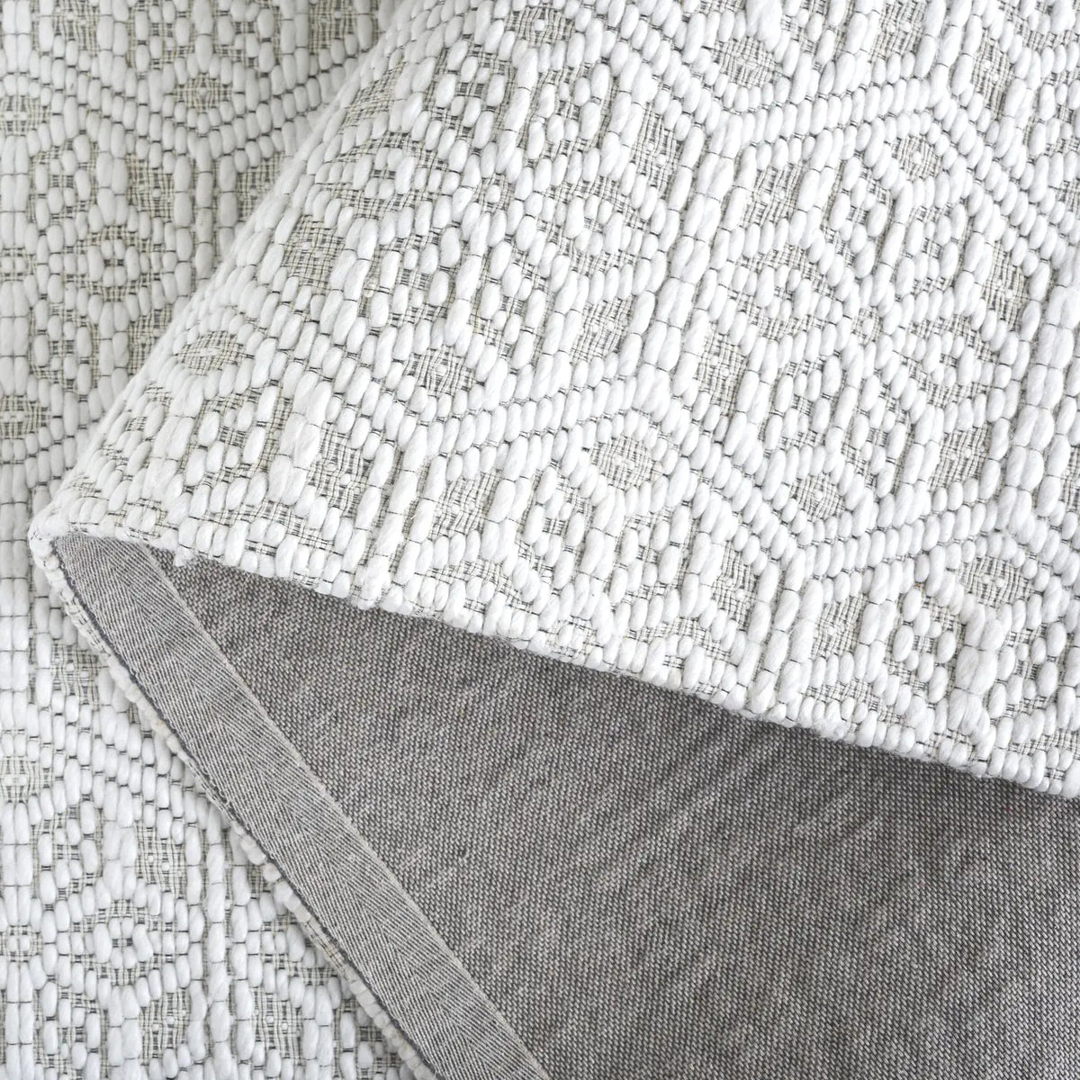 Safavieh Marbella 2'-3" x 8'-0" Rug in Ivory