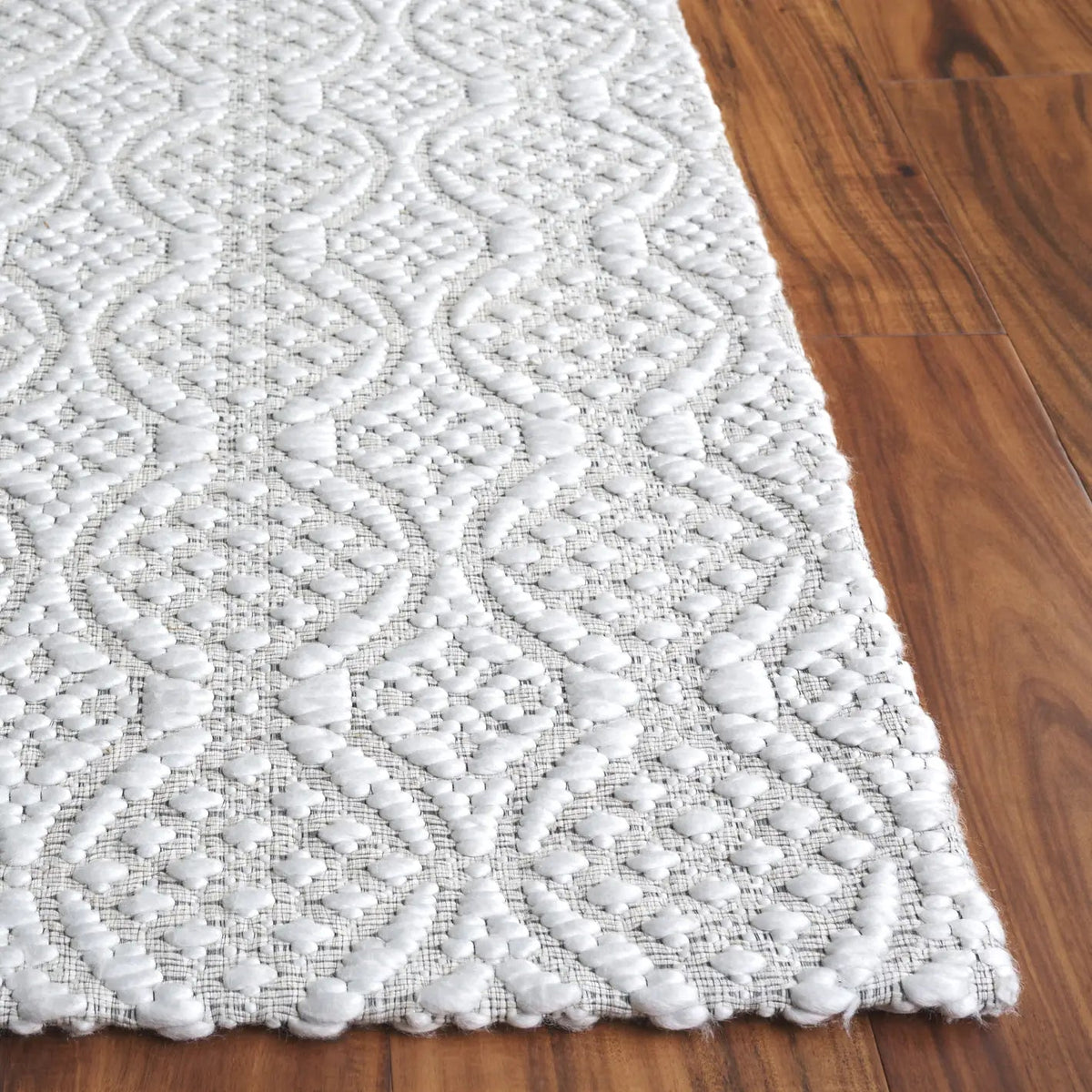 Safavieh Marbella 2'-3" x 8'-0" Rug in Ivory
