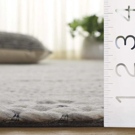 Safavieh Marbella 4'-0" x 6'-0" Rug in Light Grey / Ivory
