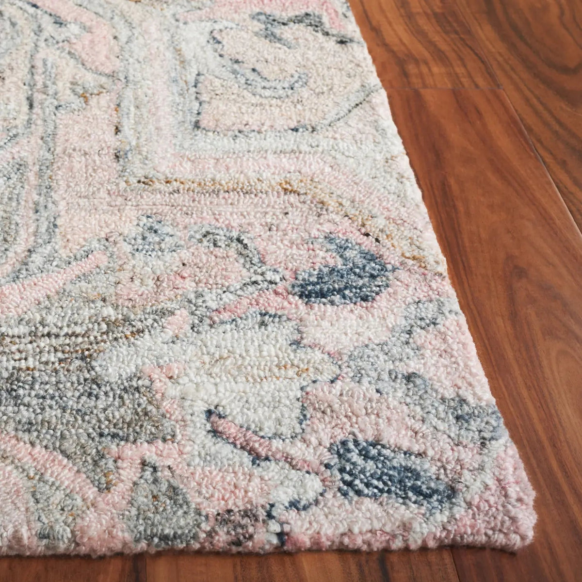 Safavieh Marquee 4'-0" x 6'-0" Rug in Pink / Beige