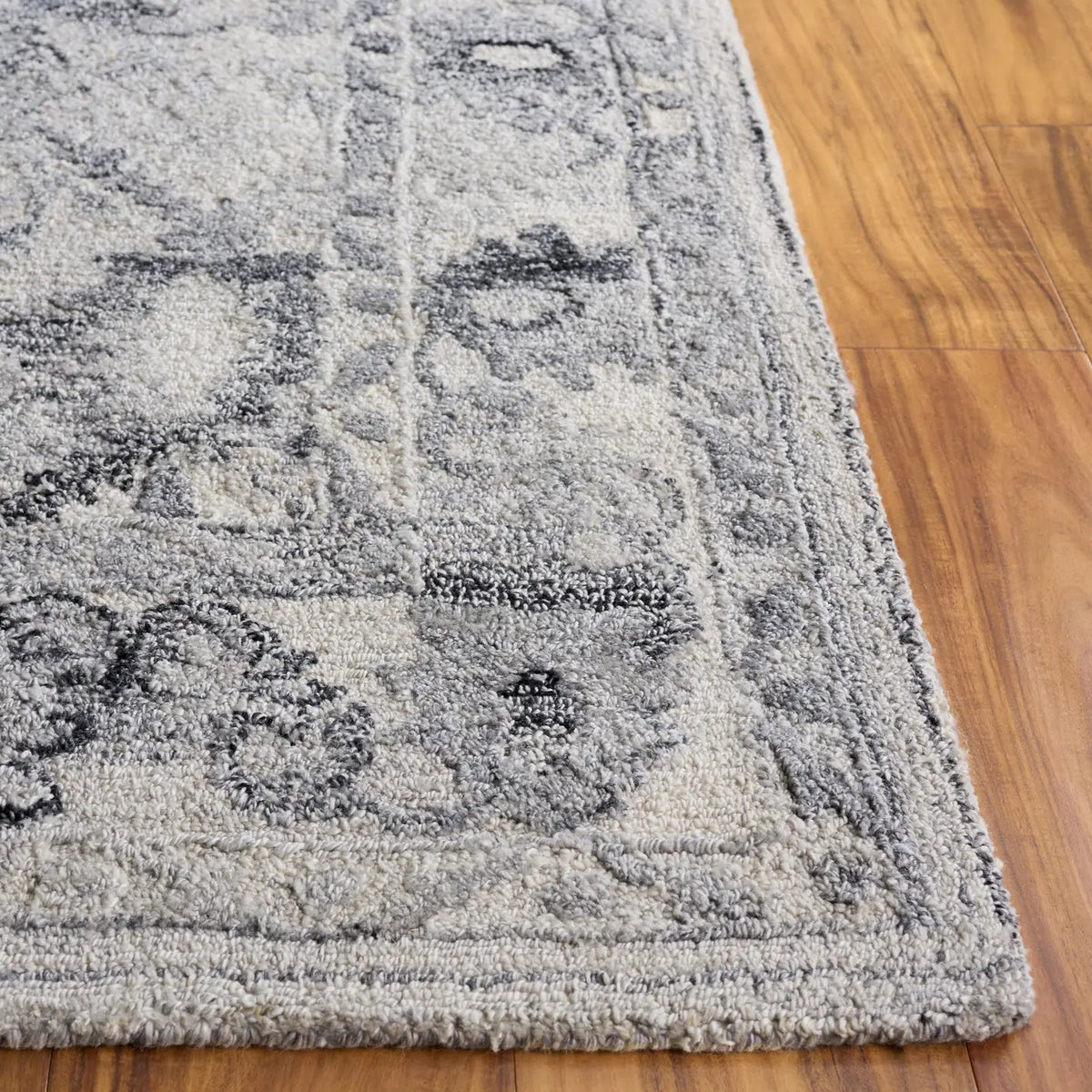 Safavieh Marquee 4'-0" x 6'-0" Rug in Light Grey / Charcoal