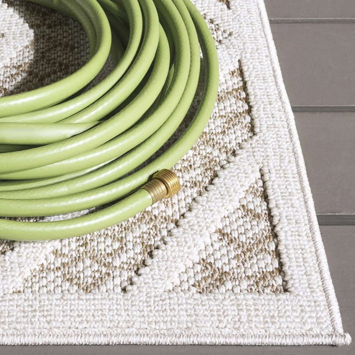 Safavieh Martha Stewart Global 4'-0" x 6'-0" Rug in Light Beige / Brown